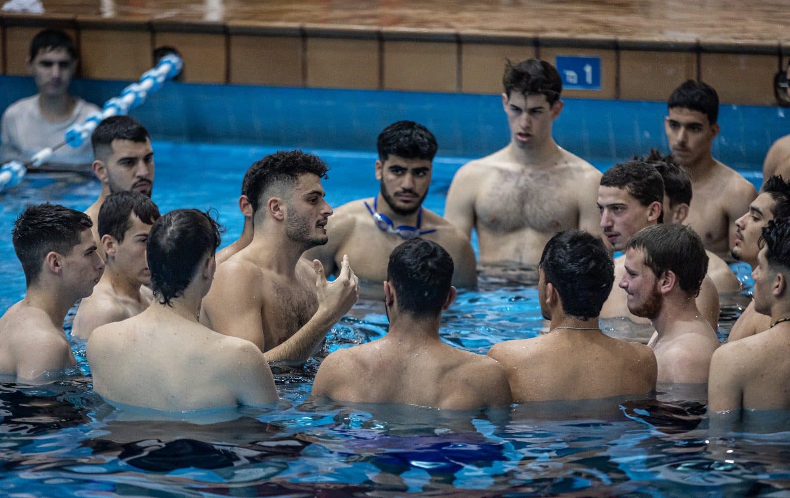 חניכי אדרנלין כושר קרבי עומדים במעגל בתוך הבריכה, ביום בריכה של אדרנלין