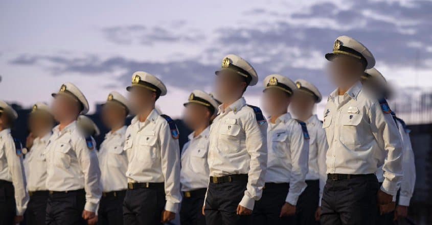 שורה של בוגרי קורס חובלים במדים לבנים ובכובעי קצינים, בסוף המסלול