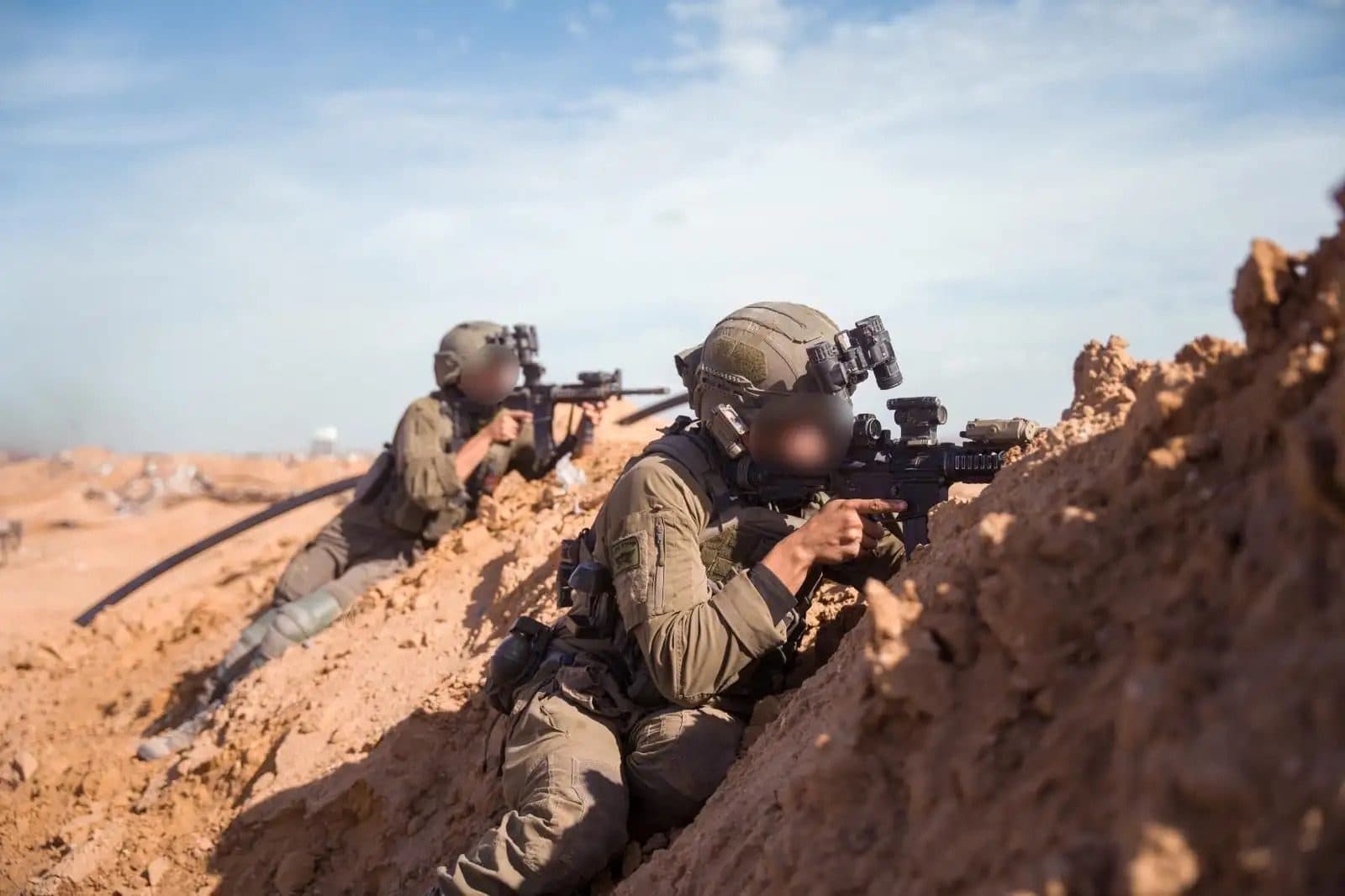 שני לוחמי סיירת גולני בעמדת ירי על סוללת עפר, בקסדות עם אמצעי ראיית לילה